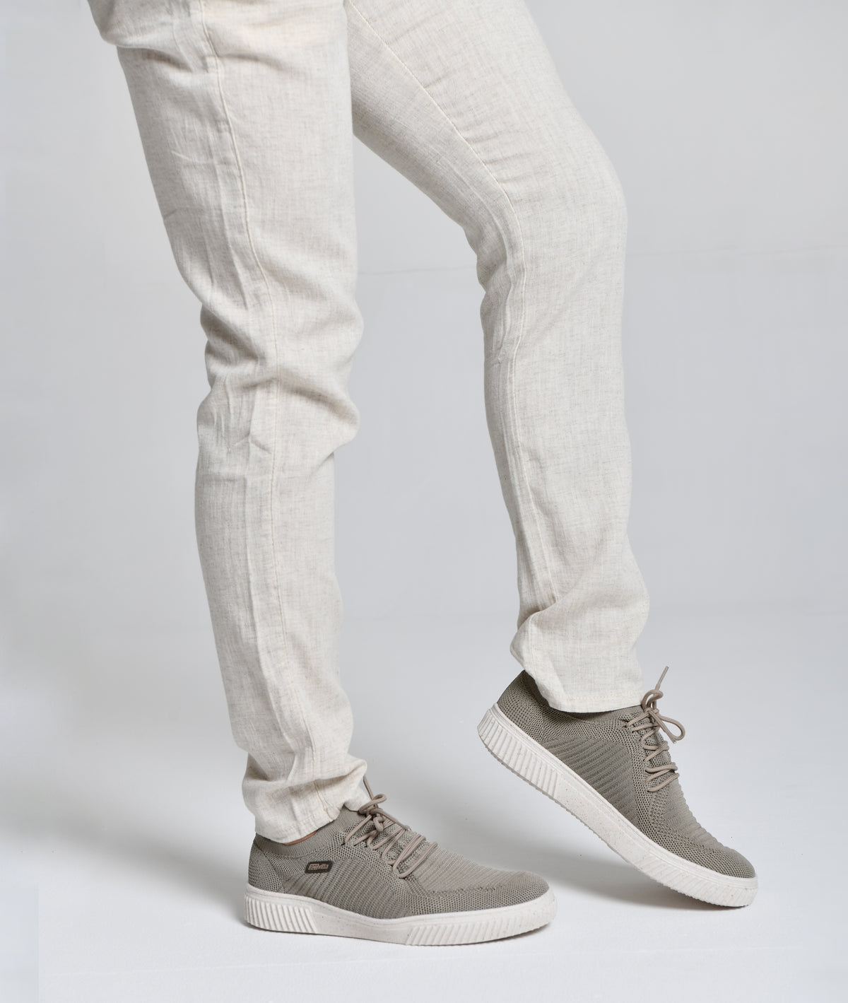 Tênis Alto Padrão Acinzentado Solado Branco cod 000880