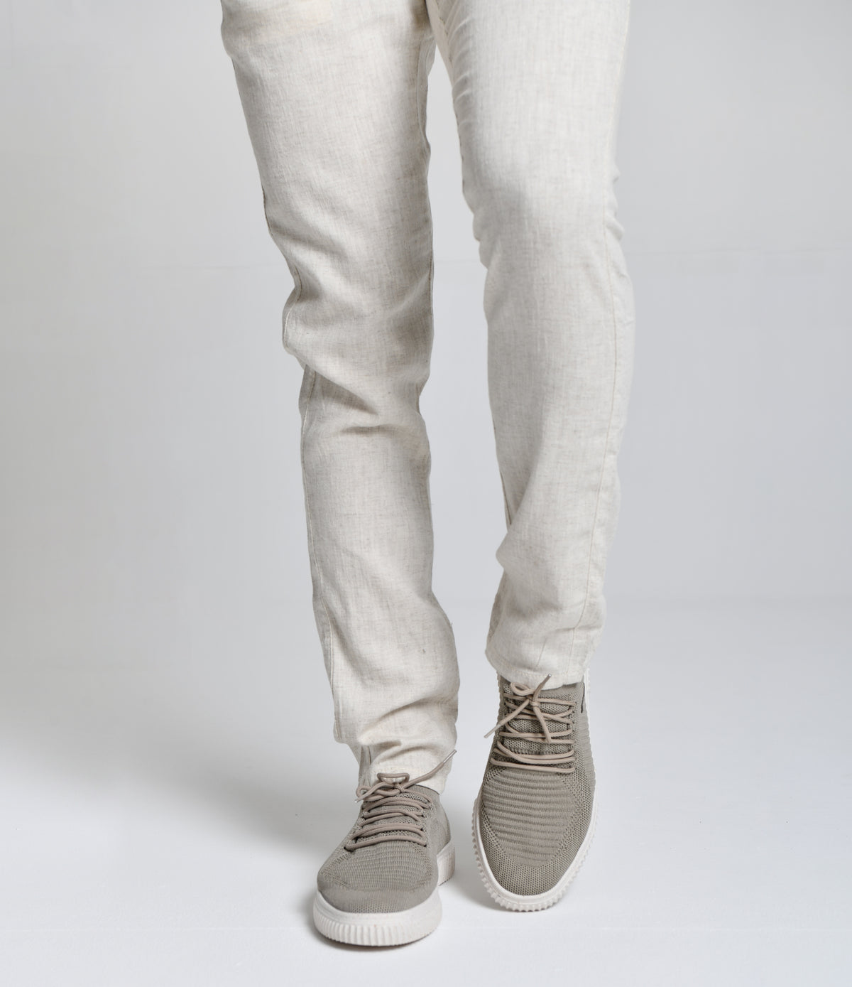 Tênis Alto Padrão Acinzentado Solado Branco cod 000880