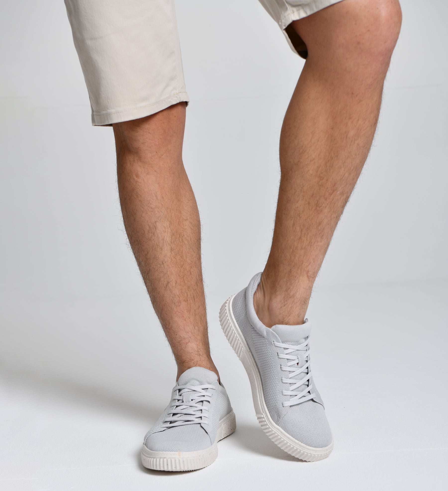 Tênis Cinza Solado Branco Alto Padrão cod 000781