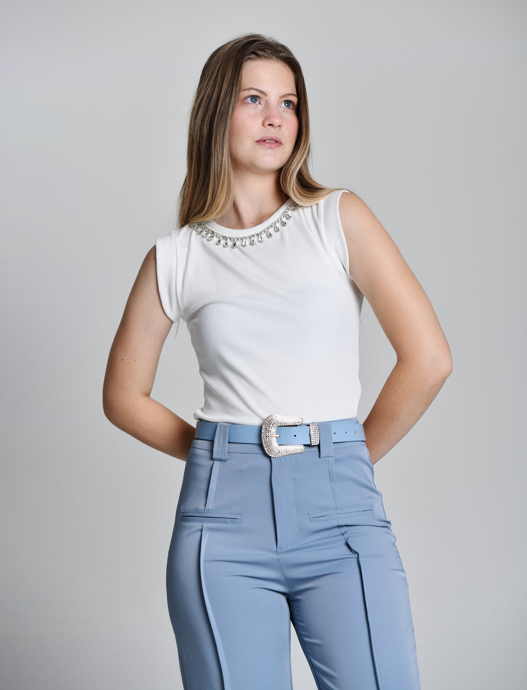 Blusa com Detalhes em Pedraria