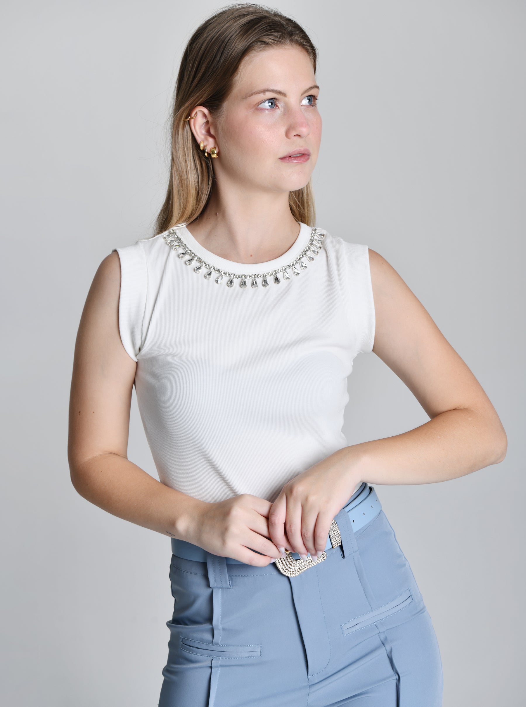 Blusa com Detalhes em Pedraria